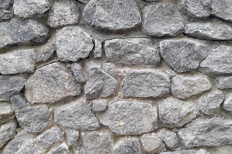 stone-wall-with-cracks-before-masonry-repair-sand-springs-ok